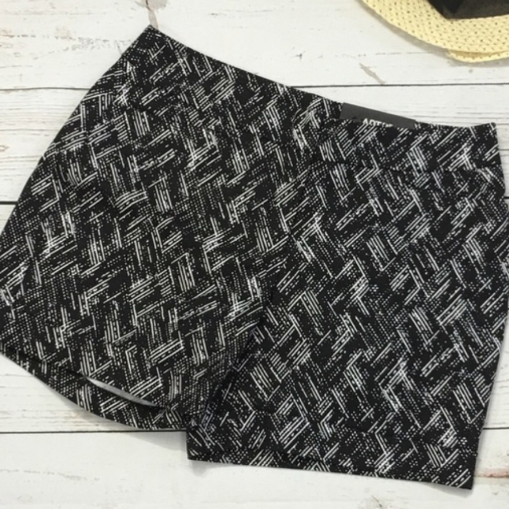Apt 9 Cuffed Mid Rise Black & White Geometric Print Shorts Women's Size 4